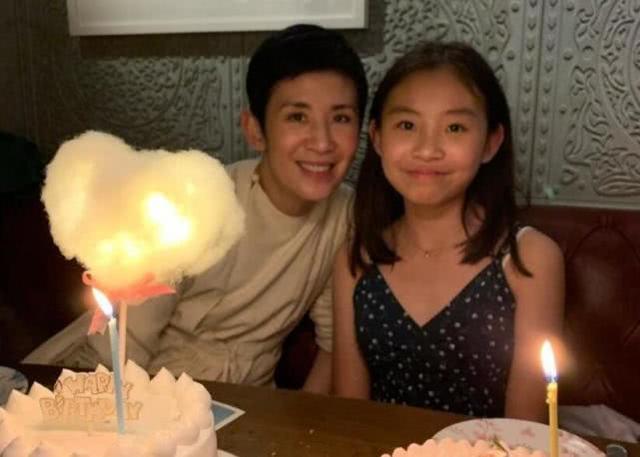 吳君如陳可辛一家三口罕同框!相戀23年「堅持不婚且分房睡」13歲女兒活潑可愛