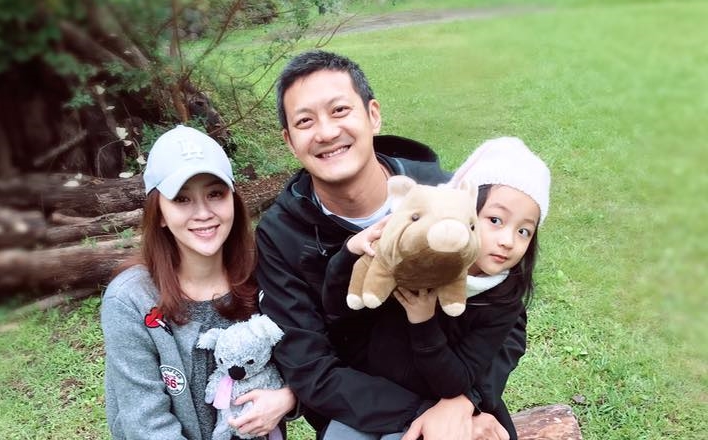 惡鄰居到處有！美女主播「半夜被阿嬤敲門」不准小便沖馬桶　「好心舉報可怕家長」卻成靈異事件