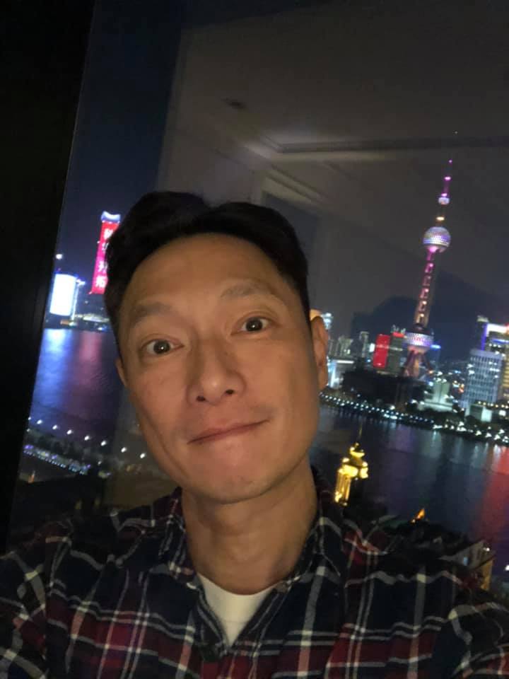 17歲帥兒超吸睛！謝祖武54歲生日「罕曝全家福」一家3口神顏值　籲兒出道演偶像劇「老爸被比下去」