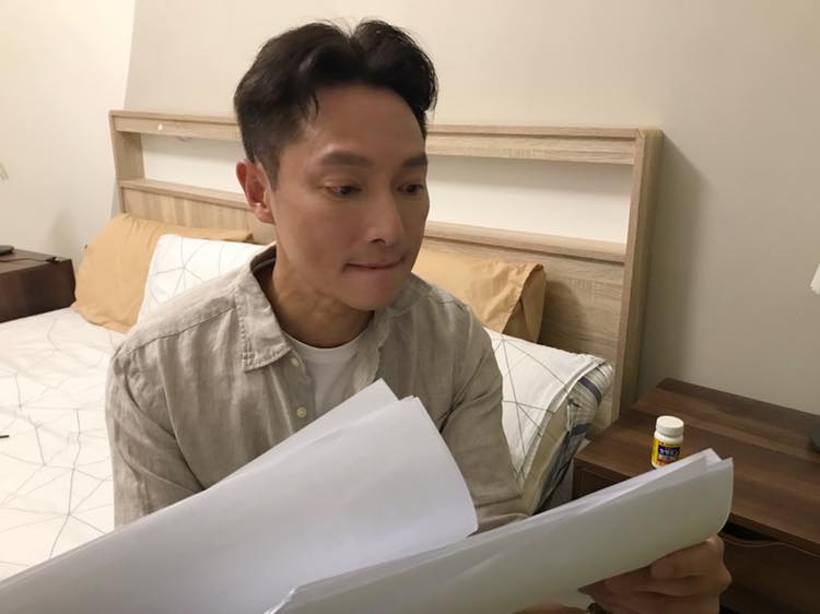 17歲帥兒超吸睛！謝祖武54歲生日「罕曝全家福」一家3口神顏值　籲兒出道演偶像劇「老爸被比下去」