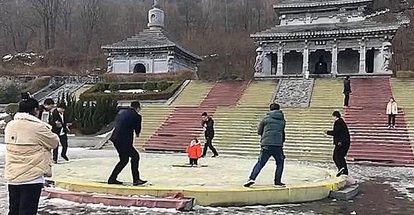 出生就被寵上天！8個舅舅圍寵「家族唯一小外甥女」　搶著逗她笑「當公主在疼」：以後沒人敢欺負