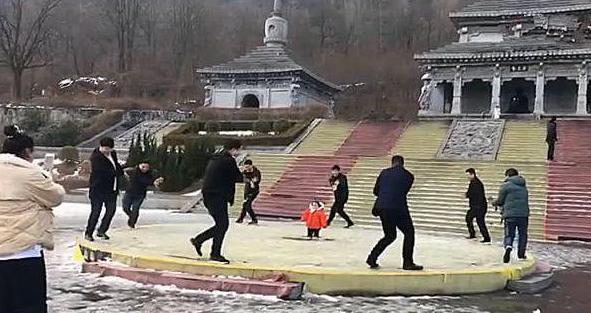 出生就被寵上天！8個舅舅圍寵「家族唯一小外甥女」　搶著逗她笑「當公主在疼」：以後沒人敢欺負