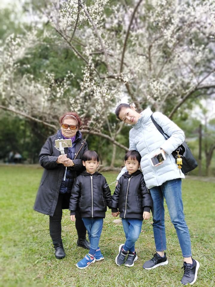 凍齡玉女復出！55歲陳明真美貌凍齡「年過半百接百萬代言」　樂當兩寶媽「生活以孩子為主」曝現況