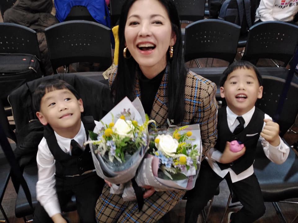 凍齡玉女復出！55歲陳明真美貌凍齡「年過半百接百萬代言」　樂當兩寶媽「生活以孩子為主」曝現況