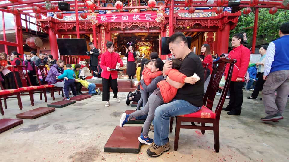 凍齡玉女復出！55歲陳明真美貌凍齡「年過半百接百萬代言」　樂當兩寶媽「生活以孩子為主」曝現況