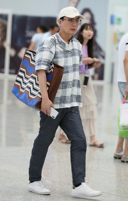 永遠的情歌王子！53歲張信哲生日不慶祝「返雲林老家陪媽媽」　現身機場「休閒穿搭不顯老」昔日魅力不減