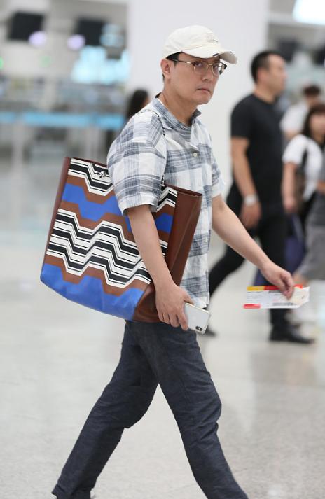 永遠的情歌王子！53歲張信哲生日不慶祝「返雲林老家陪媽媽」　現身機場「休閒穿搭不顯老」昔日魅力不減