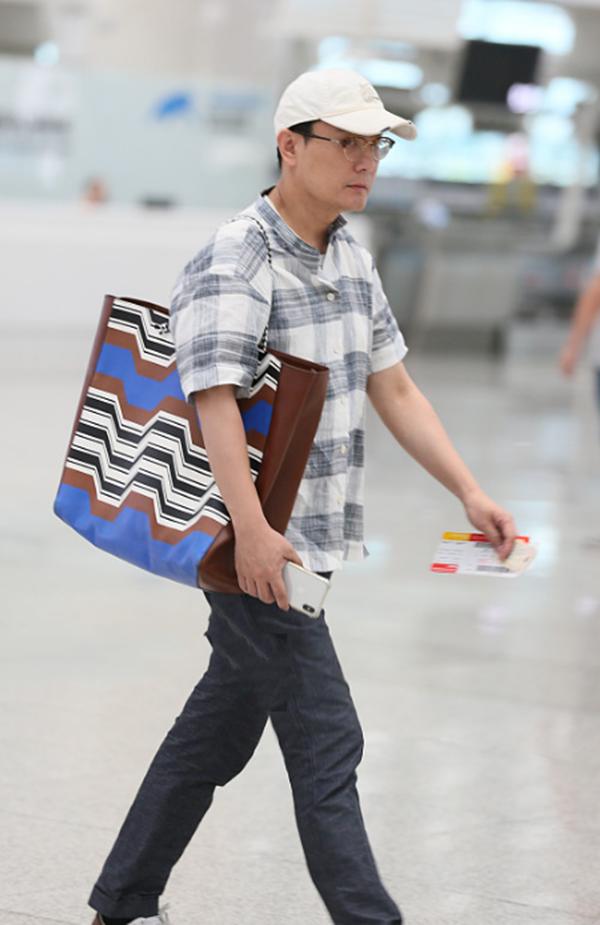 永遠的情歌王子！53歲張信哲生日不慶祝「返雲林老家陪媽媽」　現身機場「休閒穿搭不顯老」昔日魅力不減