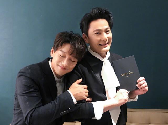 永遠的情歌王子！53歲張信哲生日不慶祝「返雲林老家陪媽媽」　現身機場「休閒穿搭不顯老」昔日魅力不減