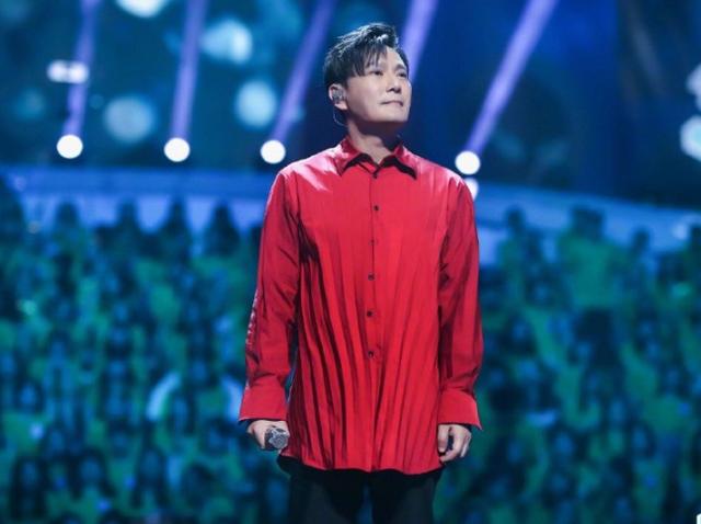 永遠的情歌王子！53歲張信哲生日不慶祝「返雲林老家陪媽媽」　現身機場「休閒穿搭不顯老」昔日魅力不減