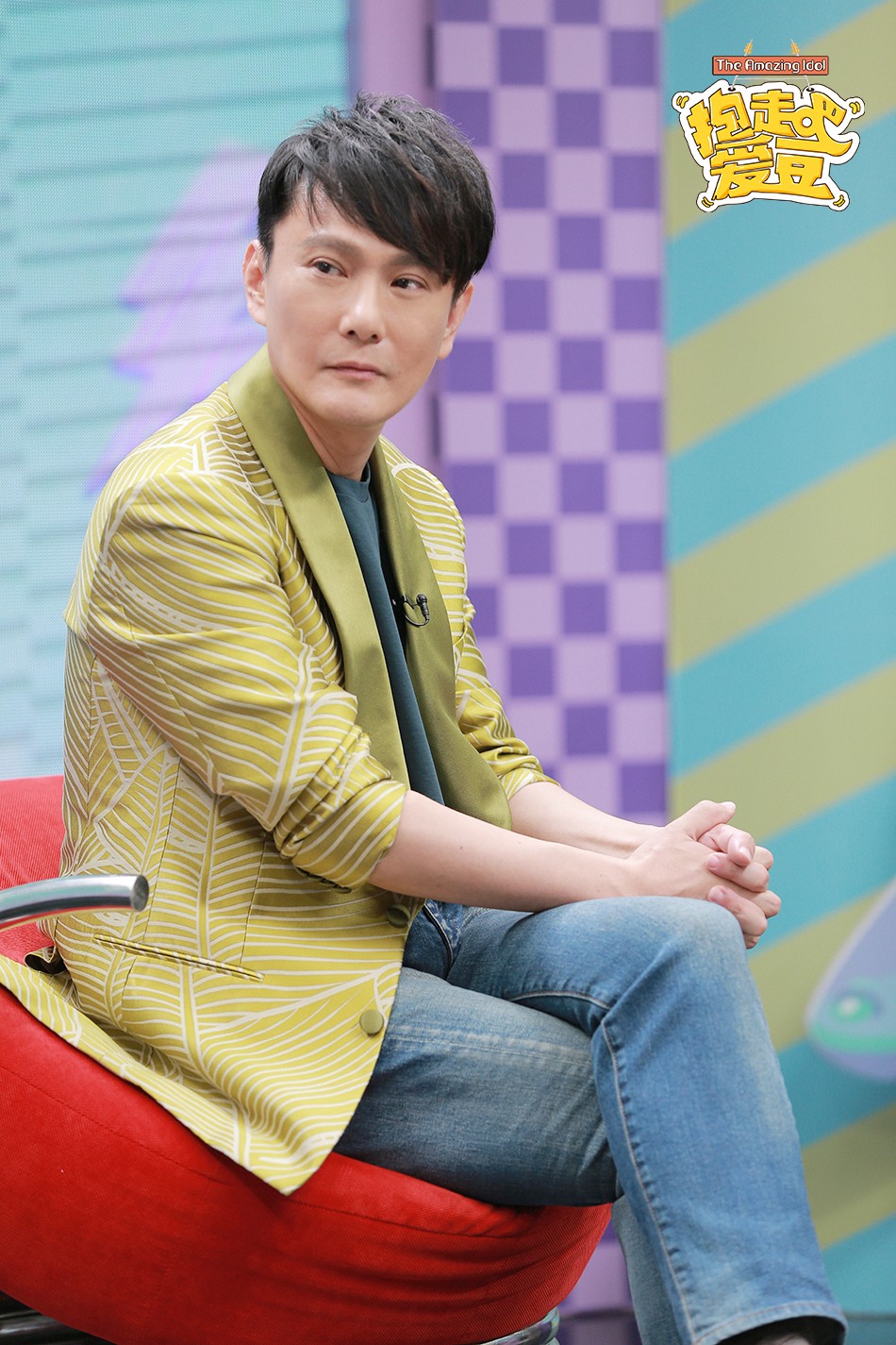 永遠的情歌王子！53歲張信哲生日不慶祝「返雲林老家陪媽媽」　現身機場「休閒穿搭不顯老」昔日魅力不減