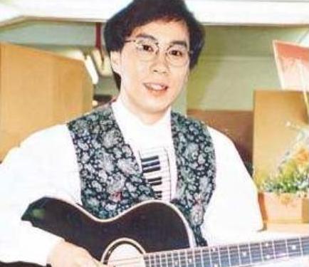來不及復出！歌王重回歌壇「49歲卻出意外」後半生坐輪椅　妻選擇離開「66歲獨住養老院」嘗盡人情冷暖