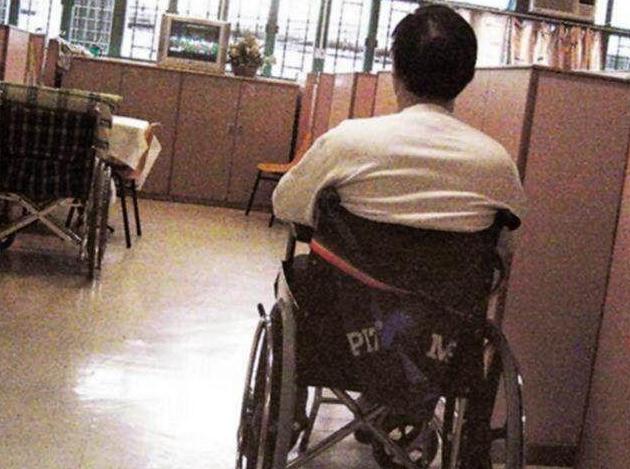 來不及復出！歌王重回歌壇「49歲卻出意外」後半生坐輪椅　妻選擇離開「66歲獨住養老院」嘗盡人情冷暖