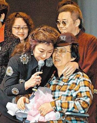 來不及復出！歌王重回歌壇「49歲卻出意外」後半生坐輪椅　妻選擇離開「66歲獨住養老院」嘗盡人情冷暖