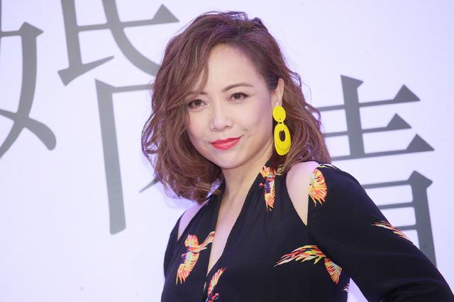 54歲鄧萃雯「大波浪短髮亮相」時尚又減齡　氣質優雅保養得宜「單邊耳環配拖地長裙」女人味十足