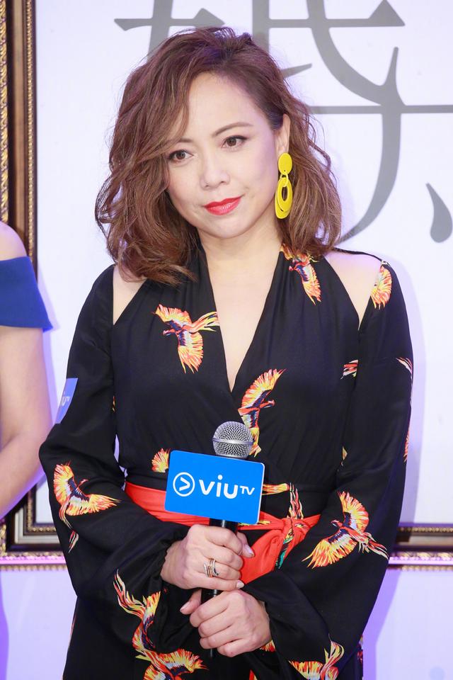 54歲鄧萃雯一點沒見老！換短髮洋氣好多，拖地長裙霸氣又女人