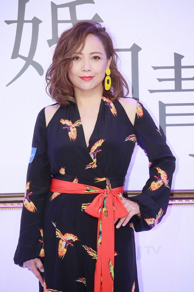 54歲鄧萃雯一點沒見老！換短髮洋氣好多，拖地長裙霸氣又女人