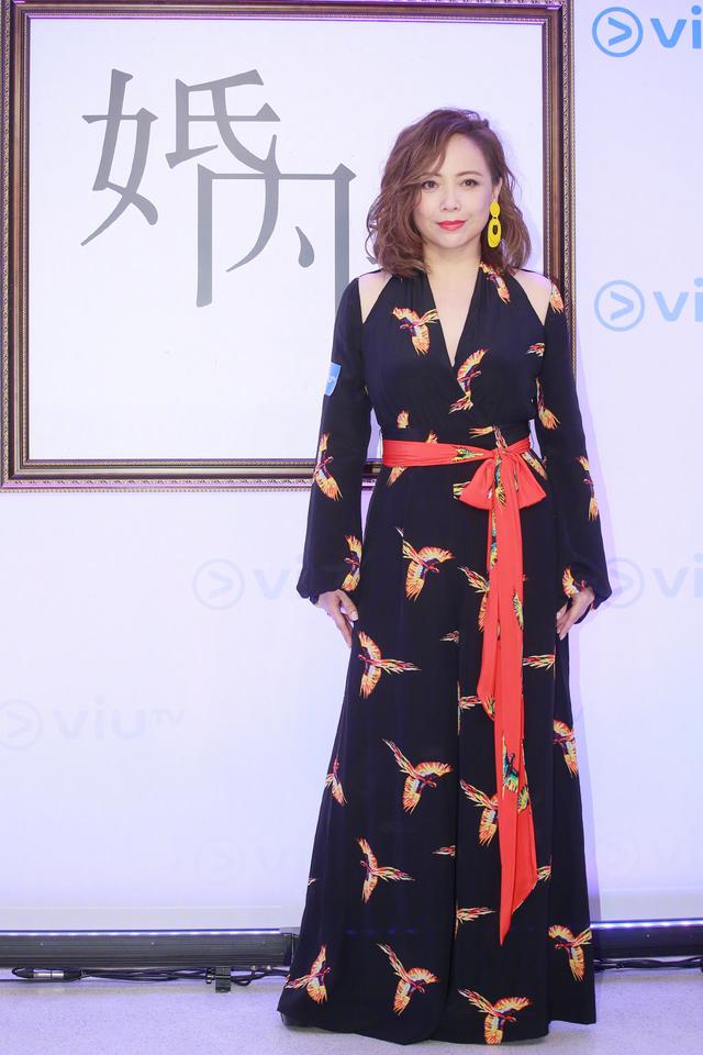 54歲鄧萃雯一點沒見老！換短髮洋氣好多，拖地長裙霸氣又女人