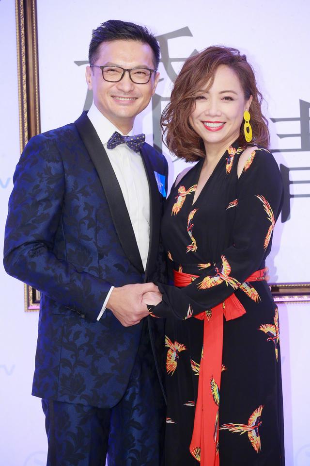 54歲鄧萃雯一點沒見老！換短髮洋氣好多，拖地長裙霸氣又女人