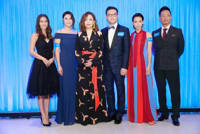 54歲鄧萃雯一點沒見老！換短髮洋氣好多，拖地長裙霸氣又女人