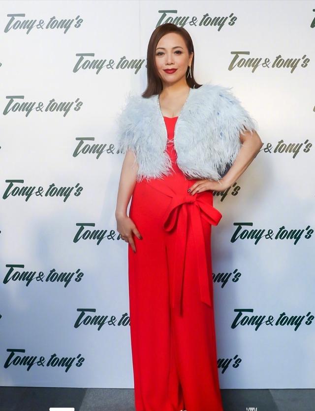 54歲鄧萃雯「大波浪短髮亮相」時尚又減齡　氣質優雅保養得宜「單邊耳環配拖地長裙」女人味十足