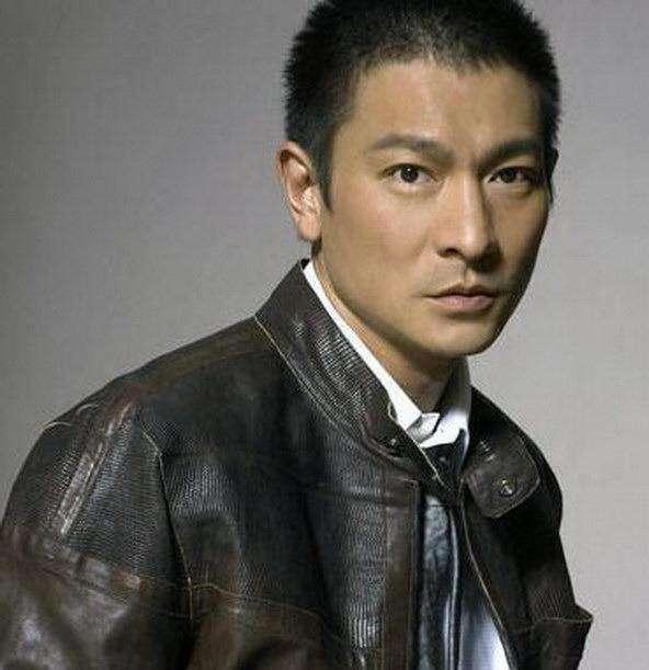 劉德華身家上百億「父母卻穿50塊布鞋」　感情和睦牽手逛街「與左鄰右舍喝茶聊天」樸實親切