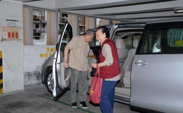 劉德華身家上百億「父母卻穿50塊布鞋」　感情和睦牽手逛街「與左鄰右舍喝茶聊天」樸實親切