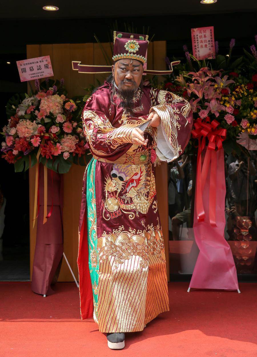 《包青天》金超群憶「當年戲酬低」謝愛妻不離棄　護士妻改當演員「曾同台飆戲」相愛逾30年