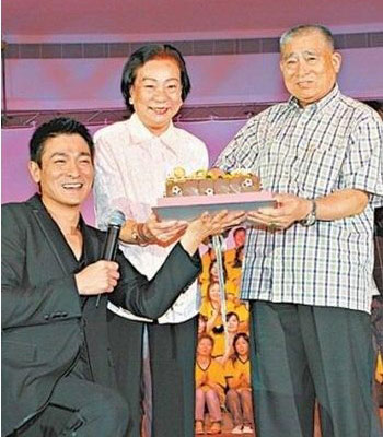 劉德華身家上百億「父母卻穿50塊布鞋」　感情和睦牽手逛街「與左鄰右舍喝茶聊天」樸實親切