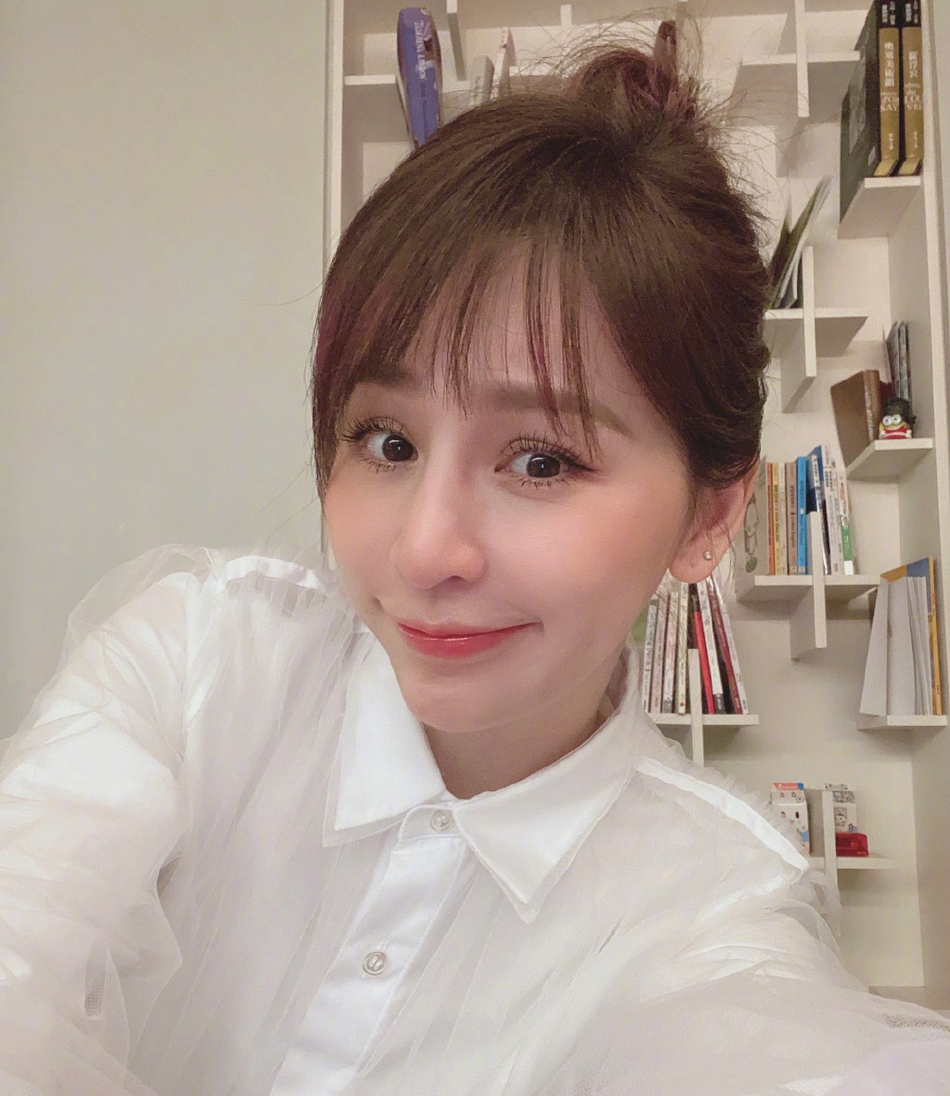 凍齡女神！38歲王心凌收工「回家隨手自拍」　扎起頭髮「皮膚白到發光」網直呼：不愧是甜美教主