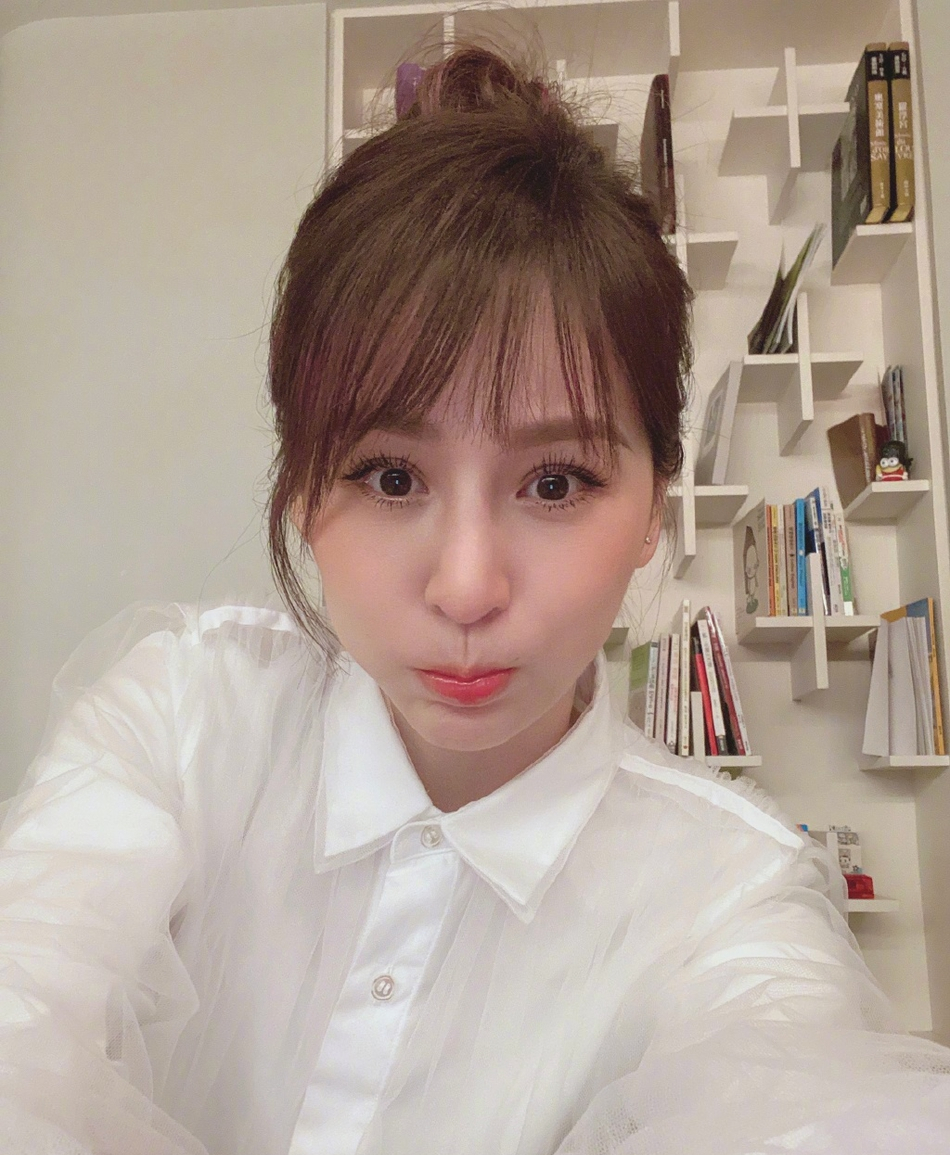 凍齡女神！38歲王心凌收工「回家隨手自拍」　扎起頭髮「皮膚白到發光」網直呼：不愧是甜美教主