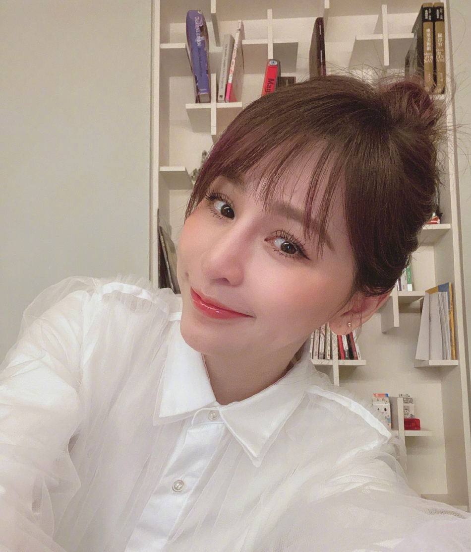 凍齡女神！38歲王心凌收工「回家隨手自拍」　扎起頭髮「皮膚白到發光」網直呼：不愧是甜美教主