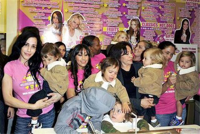 母愛偉大！6孩單親媽再勇敢「生下8胞胎」　一人兼差多職「帶大14個孩子」堅強讓人欽佩