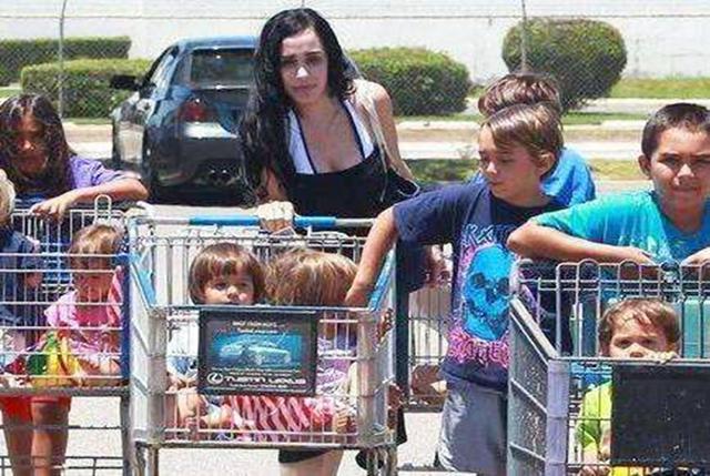 母愛偉大！6孩單親媽再勇敢「生下8胞胎」　一人兼差多職「帶大14個孩子」堅強讓人欽佩