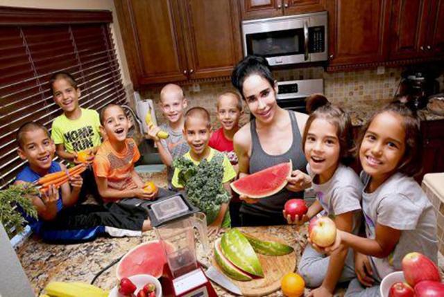 母愛偉大！6孩單親媽再勇敢「生下8胞胎」　一人兼差多職「帶大14個孩子」堅強讓人欽佩