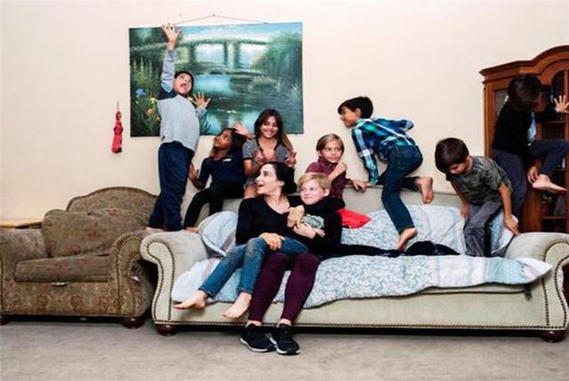 母愛偉大！6孩單親媽再勇敢「生下8胞胎」　一人兼差多職「帶大14個孩子」堅強讓人欽佩