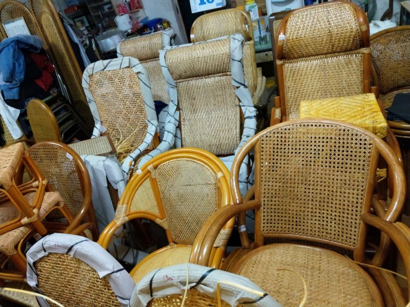 最後的溫柔!79歲老翁「為身障妻籌醫藥費」視力模糊仍拚命編藤椅 義賣1天售完「他當場落淚」