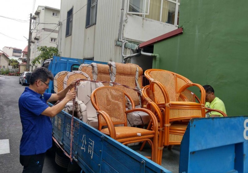 最後的溫柔!79歲老翁「為身障妻籌醫藥費」視力模糊仍拚命編藤椅 義賣1天售完「他當場落淚」