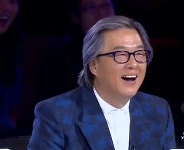 王偉忠妻女照曝光！與老婆結婚25年恩愛如初　「2女兒繼承媽媽美貌」老爸把關男友「先帶回家小酌」