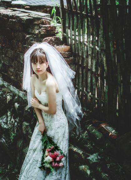 路再難，我都陪妳！為女孩「抱傷苦學照相」終得芳心　數千張照片「帶妻走出憂鬱症」親拍最美婚紗照