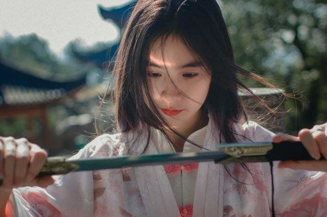 路再難，我都陪妳！為女孩「抱傷苦學照相」終得芳心　數千張照片「帶妻走出憂鬱症」親拍最美婚紗照