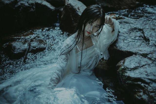 路再難，我都陪妳！為女孩「抱傷苦學照相」終得芳心　數千張照片「帶妻走出憂鬱症」親拍最美婚紗照