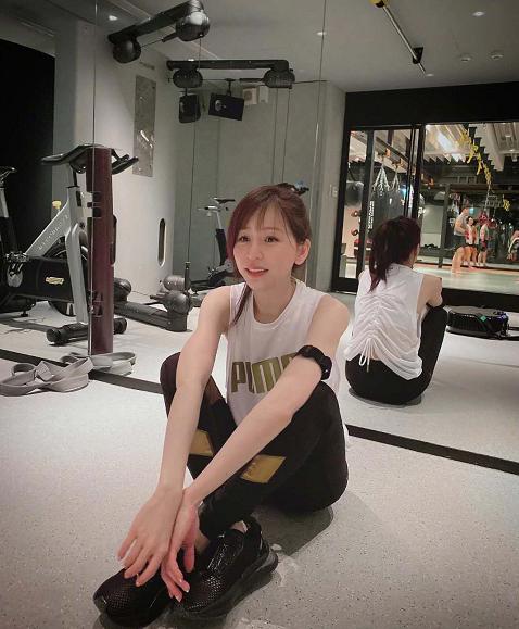 凍齡女神！38歲王心凌收工「回家隨手自拍」　扎起頭髮「皮膚白到發光」網直呼：不愧是甜美教主