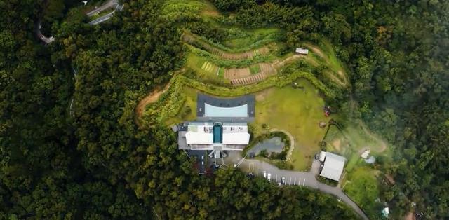 退休後更精彩！教授夫妻傾盡家產「荒山野嶺住20年」　「打造完美民宿」養雞餵鴨神仙般生活