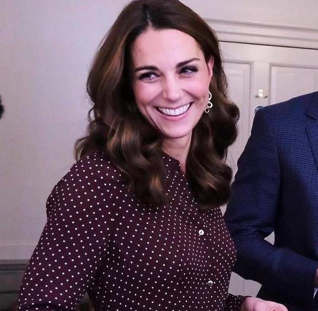 母女仨少有同框!凱特王妃「婚禮綵排照」再曝光 「王妃媽媽保養得當」身材顏值不輸倆女