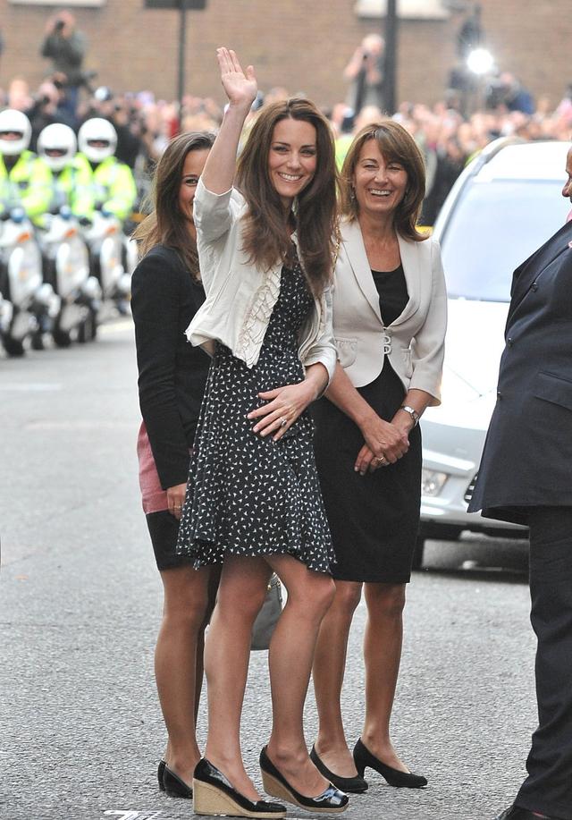 母女仨少有同框!凱特王妃「婚禮綵排照」再曝光 「王妃媽媽保養得當」身材顏值不輸倆女