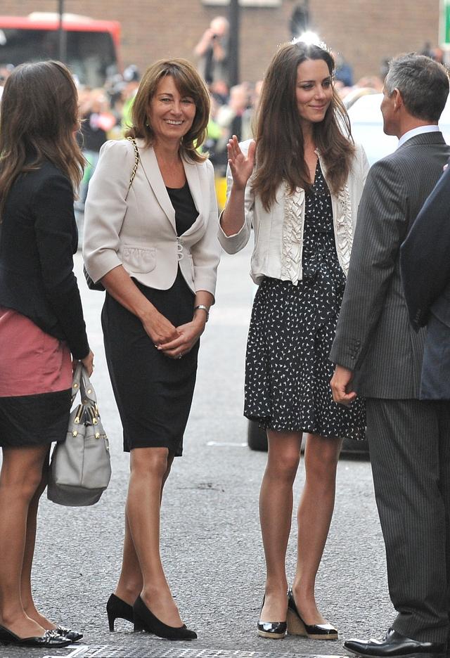 母女仨少有同框!凱特王妃「婚禮綵排照」再曝光 「王妃媽媽保養得當」身材顏值不輸倆女