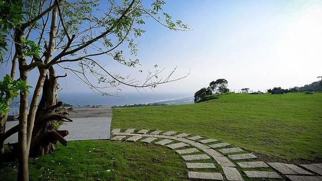退休後更精彩！教授夫妻傾盡家產「荒山野嶺住20年」　「打造完美民宿」養雞餵鴨神仙般生活