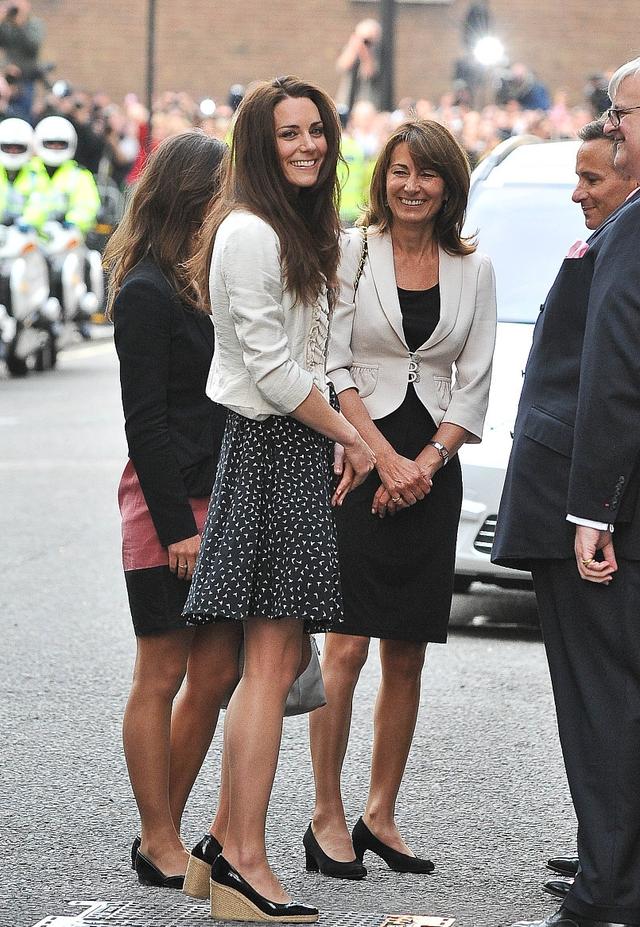 母女仨少有同框!凱特王妃「婚禮綵排照」再曝光 「王妃媽媽保養得當」身材顏值不輸倆女