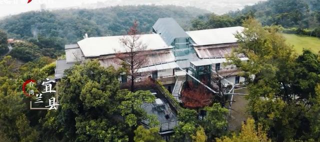 退休後更精彩！教授夫妻傾盡家產「荒山野嶺住20年」　「打造完美民宿」養雞餵鴨神仙般生活